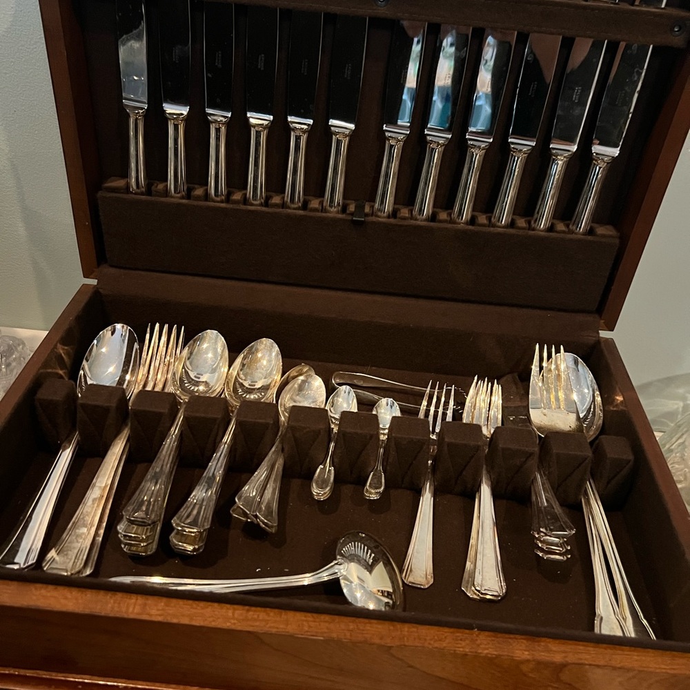 “Oneida ”. silverware 18/10 silver plated -service for 12 - woodbox-